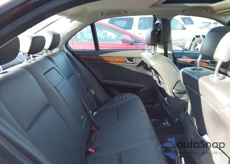 2011 Mercedes-Benz C 300 Luxury 4Matic z USA, uszkodzony, nr VIN WDDGF8BB7BR139038